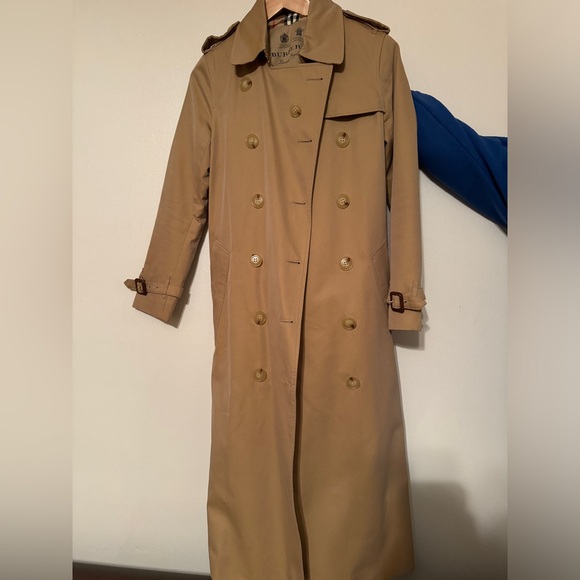 Burberry long coat in honey color. - Picture 5 of 10
